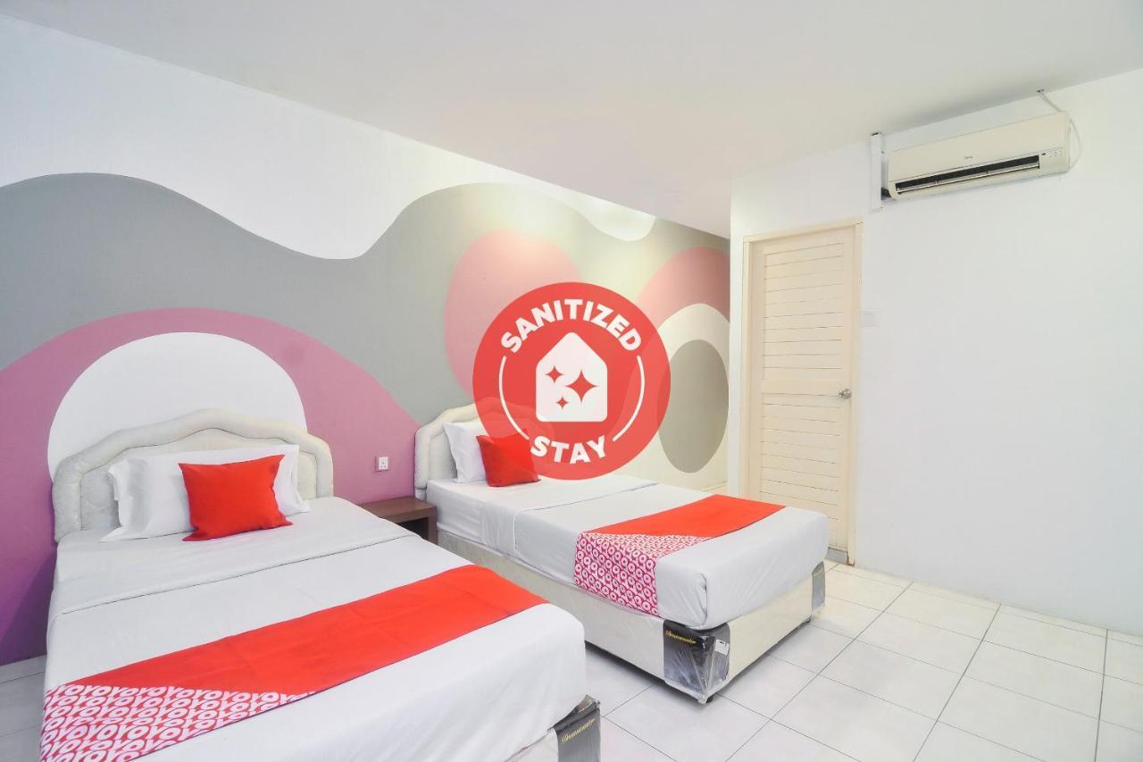 Oyo 44034 Furama Lodging House Kuching Buitenkant foto