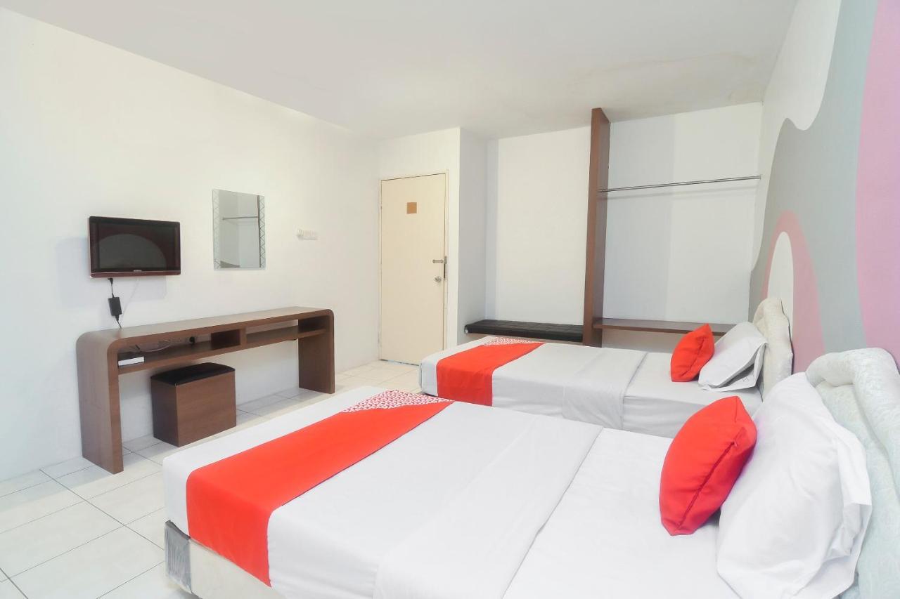 Oyo 44034 Furama Lodging House Kuching Buitenkant foto