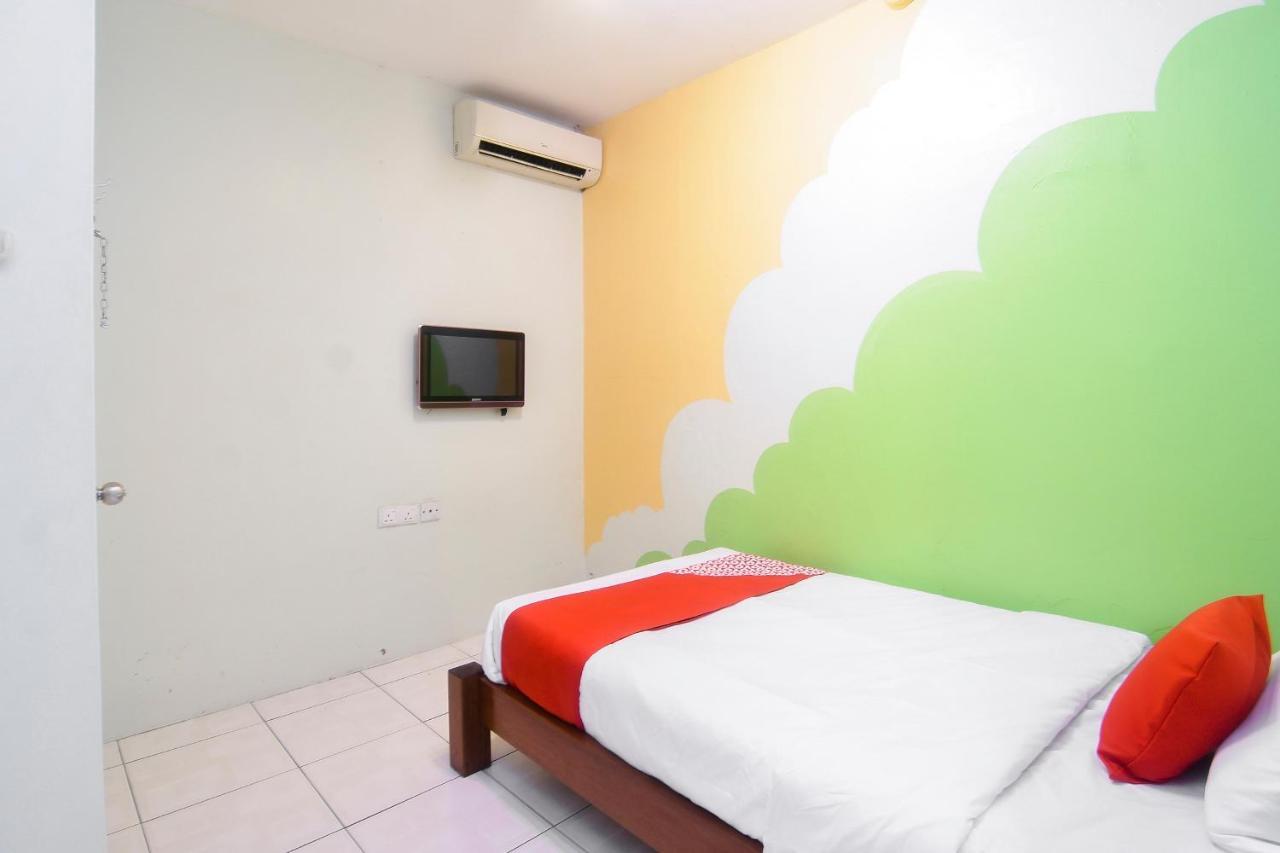Oyo 44034 Furama Lodging House Kuching Buitenkant foto