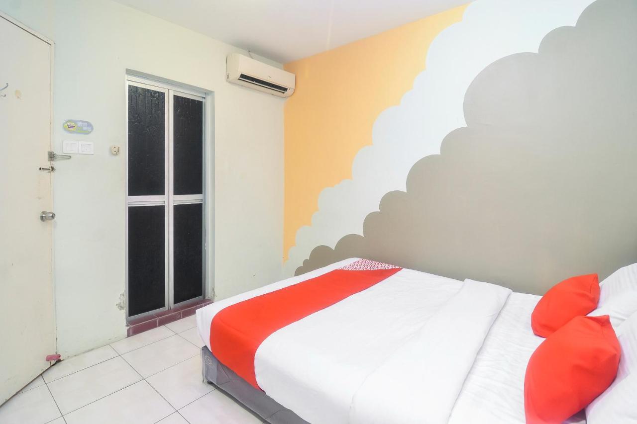 Oyo 44034 Furama Lodging House Kuching Buitenkant foto