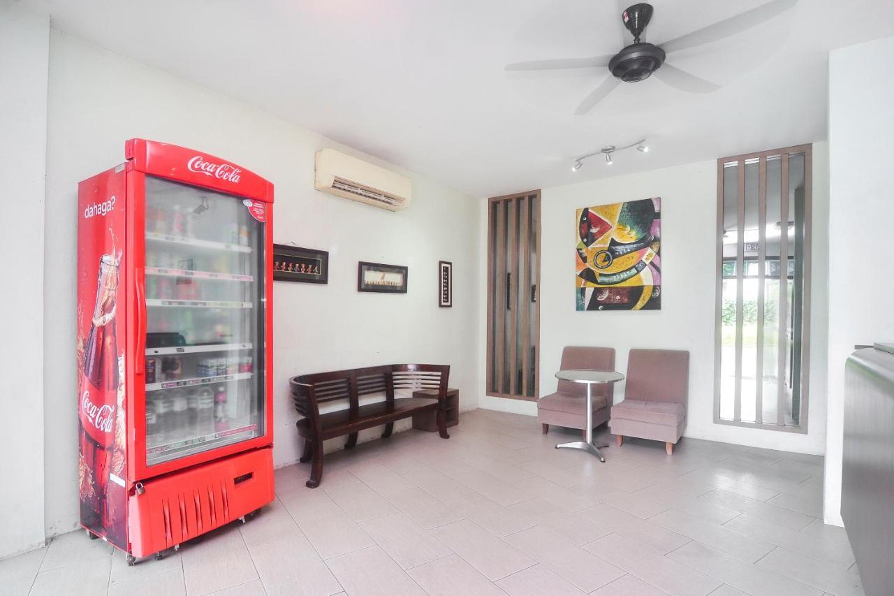Oyo 44034 Furama Lodging House Kuching Buitenkant foto