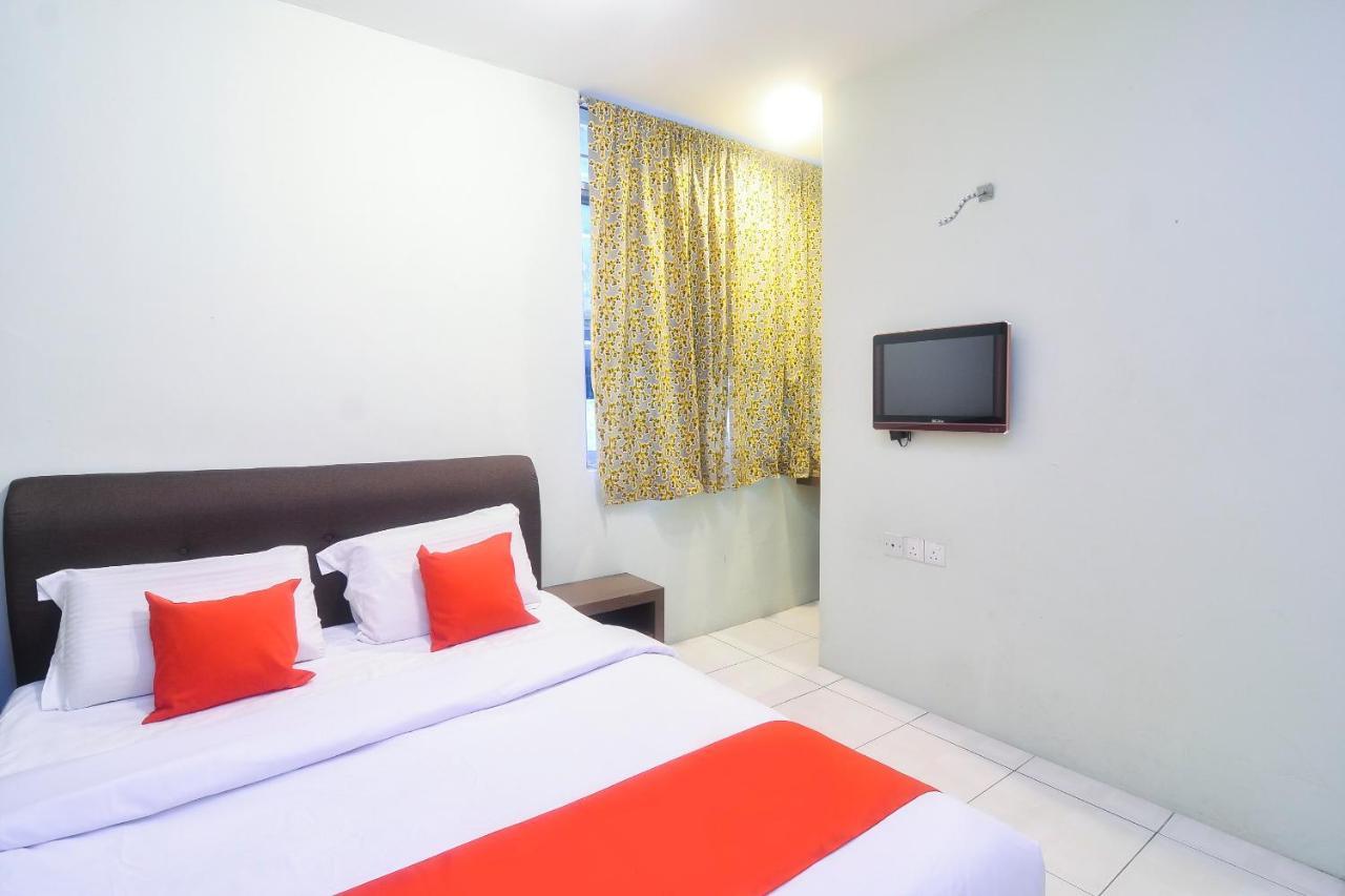 Oyo 44034 Furama Lodging House Kuching Buitenkant foto
