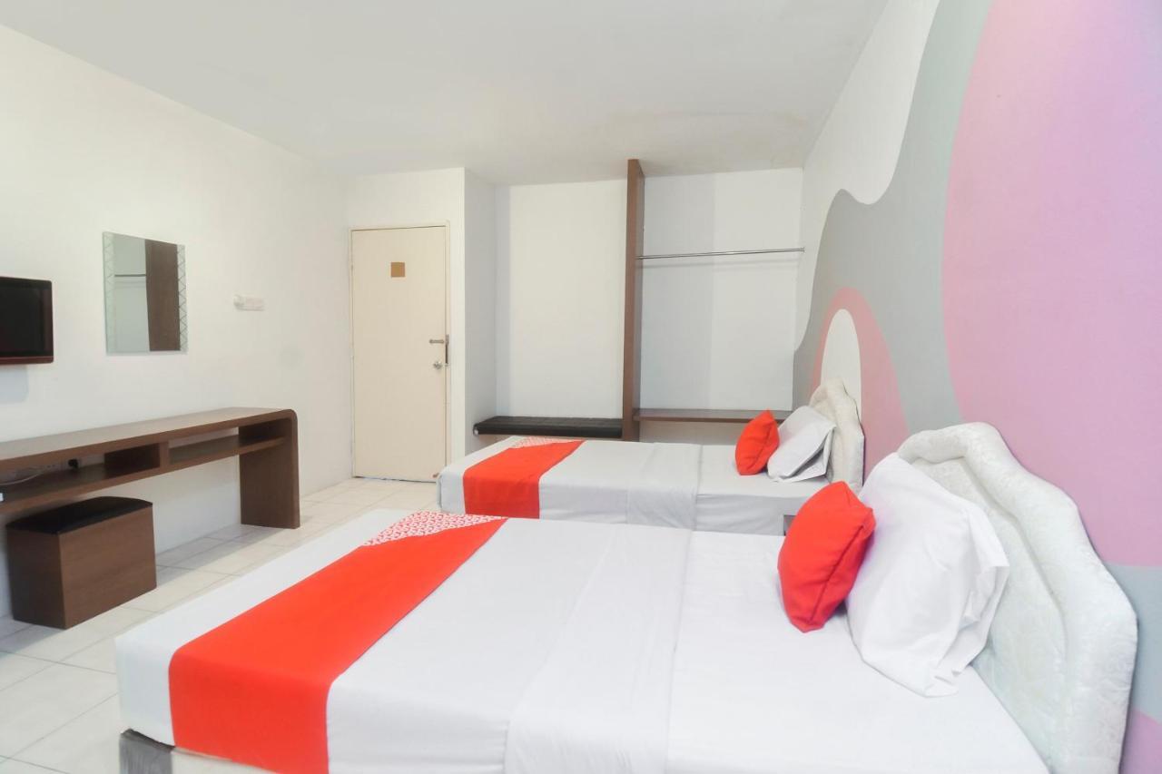 Oyo 44034 Furama Lodging House Kuching Buitenkant foto