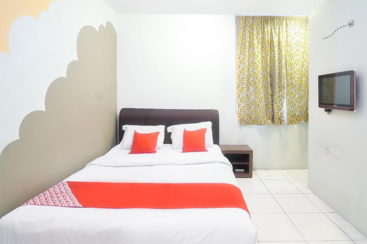 Oyo 44034 Furama Lodging House Kuching Buitenkant foto