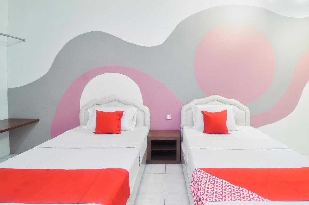 Oyo 44034 Furama Lodging House Kuching Buitenkant foto