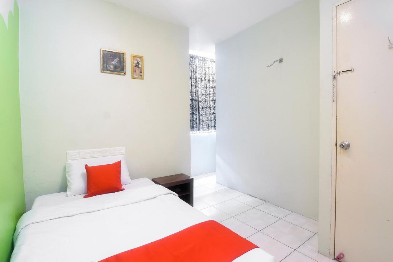 Oyo 44034 Furama Lodging House Kuching Buitenkant foto