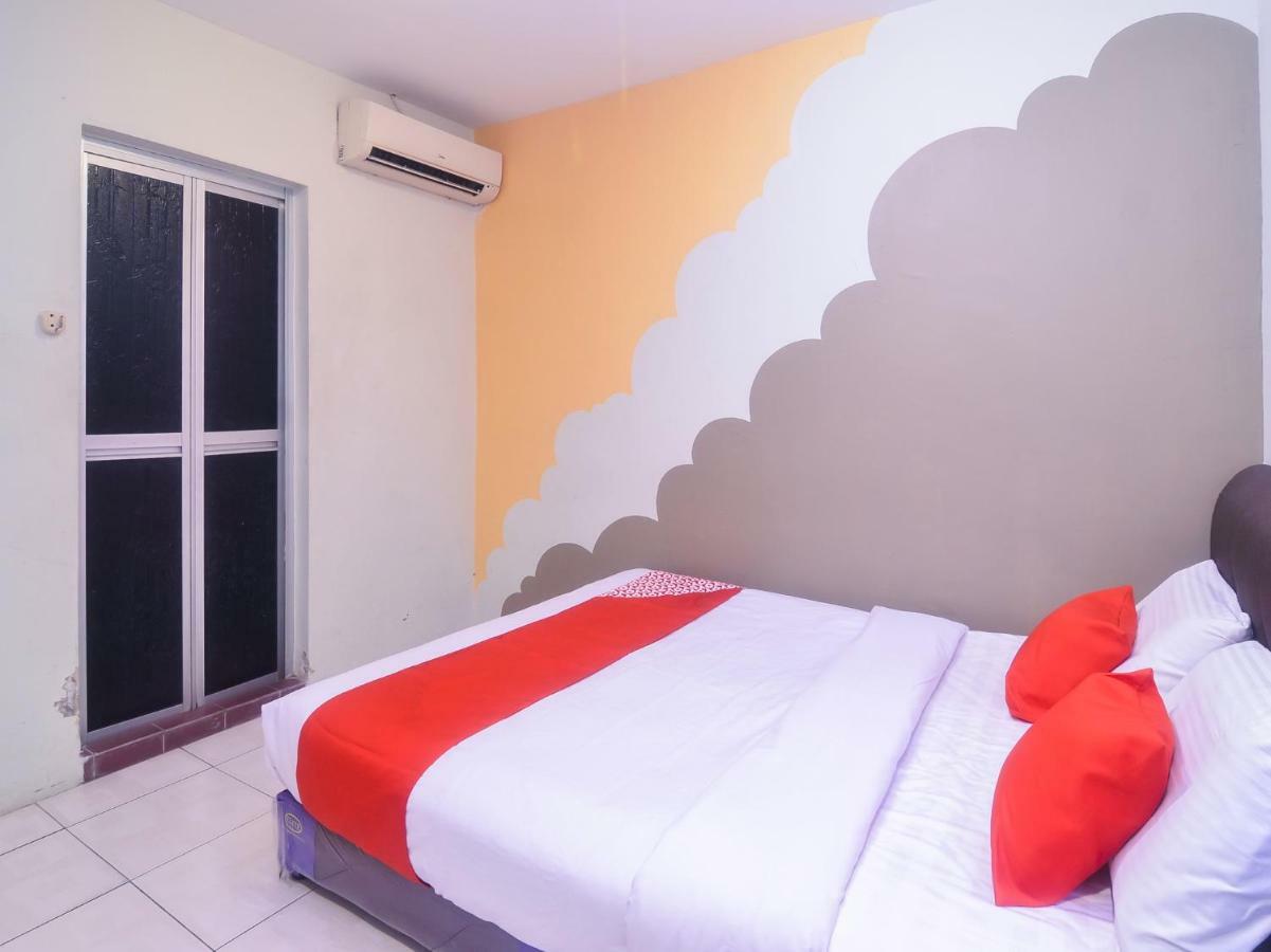 Oyo 44034 Furama Lodging House Kuching Buitenkant foto