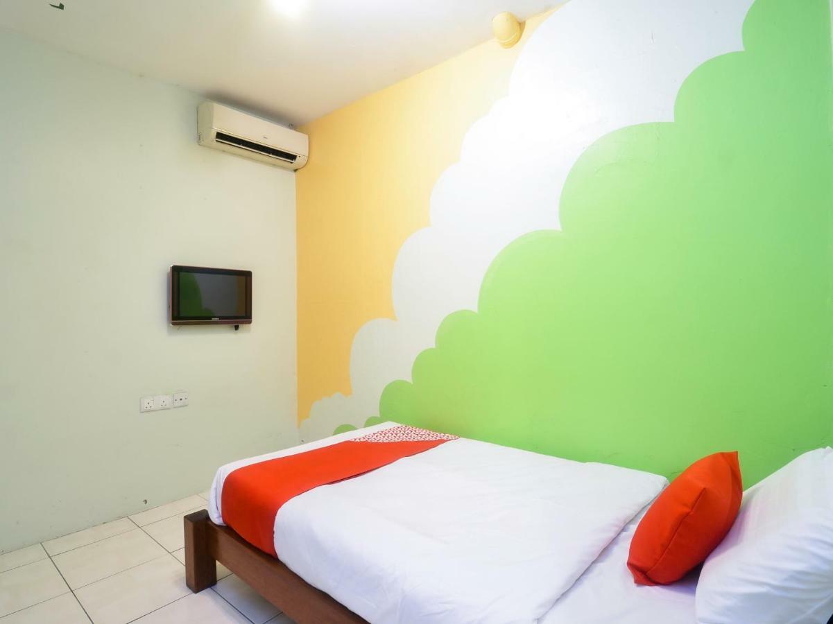 Oyo 44034 Furama Lodging House Kuching Buitenkant foto