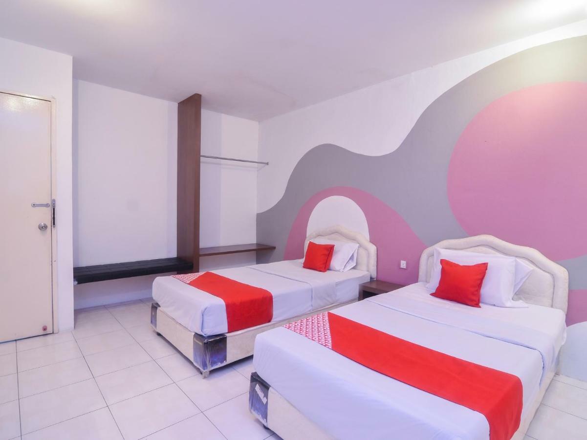 Oyo 44034 Furama Lodging House Kuching Buitenkant foto