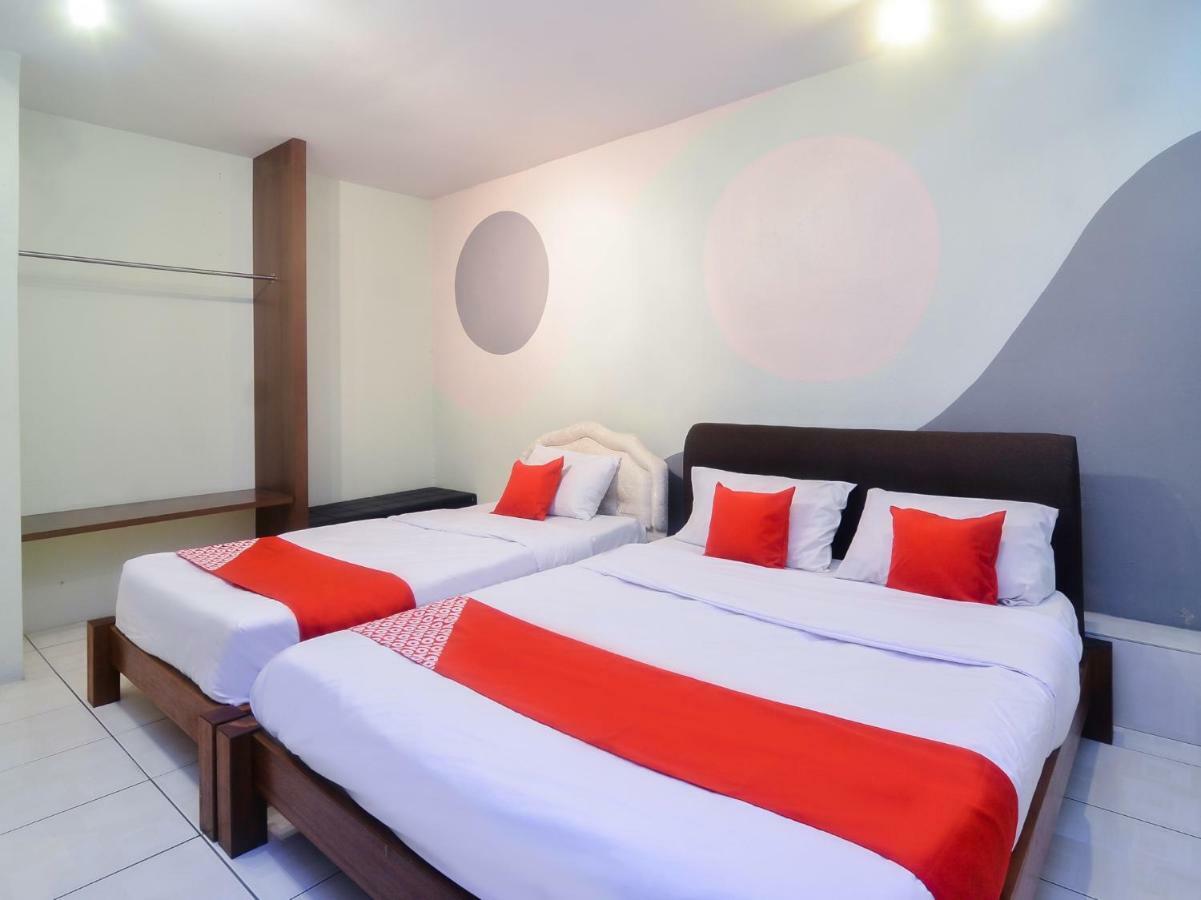 Oyo 44034 Furama Lodging House Kuching Buitenkant foto