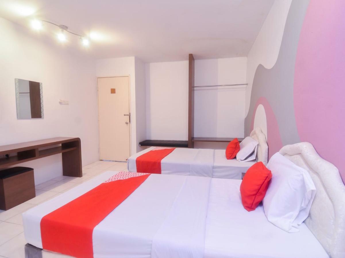 Oyo 44034 Furama Lodging House Kuching Buitenkant foto