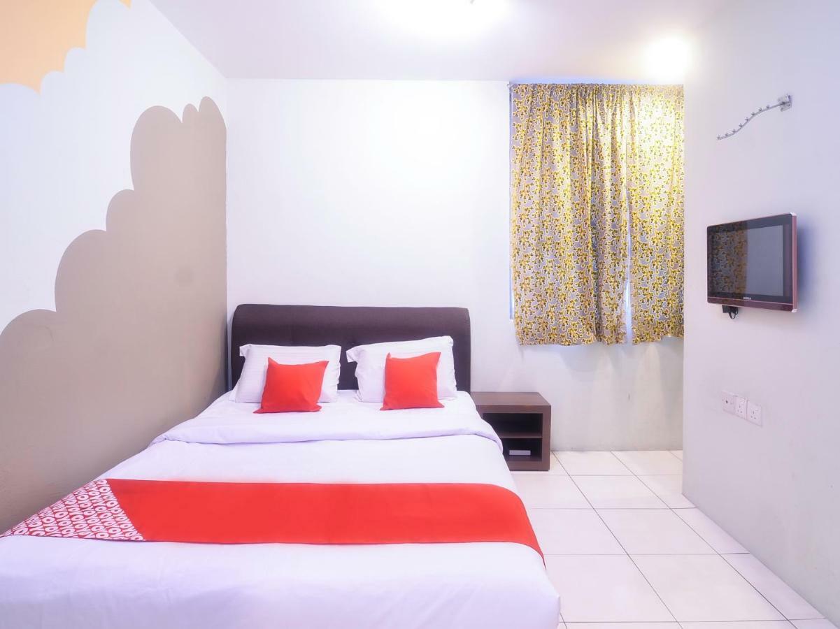 Oyo 44034 Furama Lodging House Kuching Buitenkant foto
