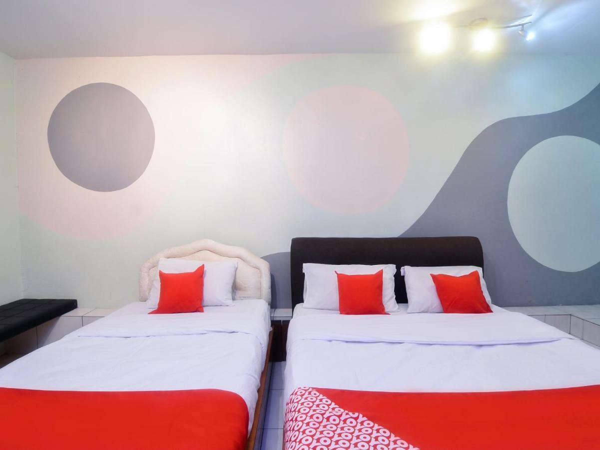 Oyo 44034 Furama Lodging House Kuching Buitenkant foto